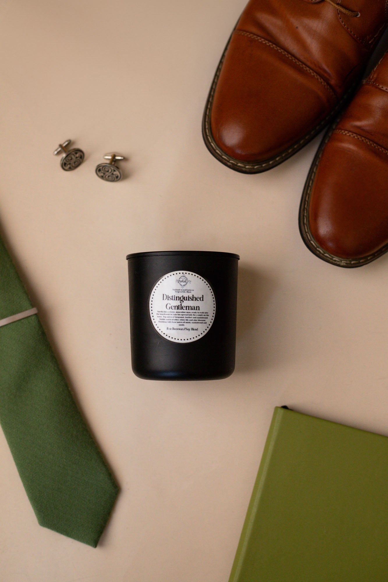 Distinguished Gentleman Beeswax Candle – Hickory & Amber – Eco-Friendly, Refined Scent for Relaxation